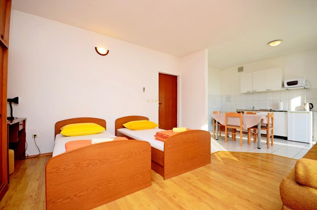 Apartments Mario With Private Parking Makarska Esterno foto
